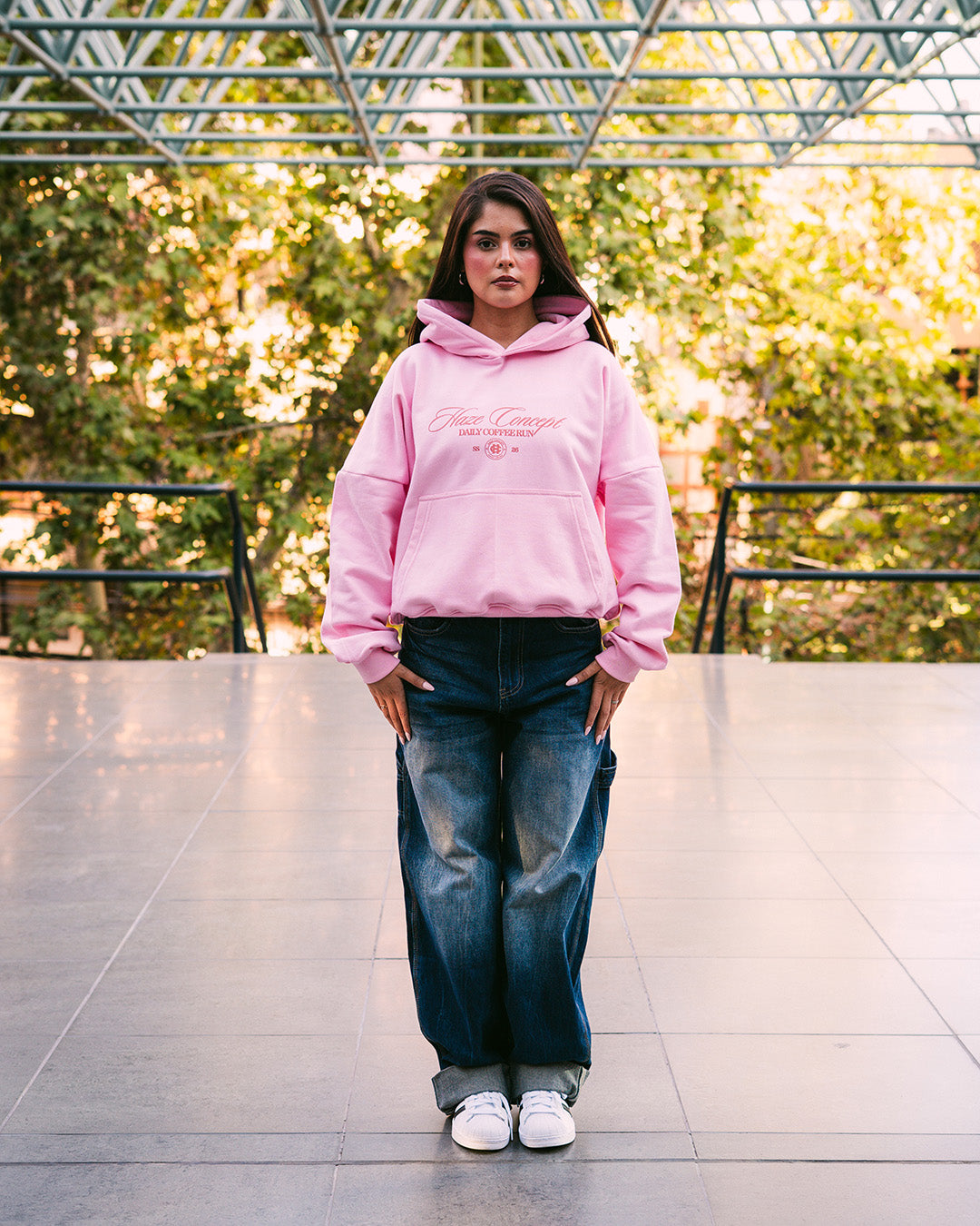 Polerón/Hoodie boxy fit pink con diseño coffee run delantero