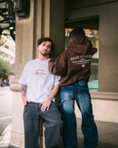 Polerón boxy fit Chocolate con estampado haze studios trasero y polera boxy fit blanca con estampado after game delantero