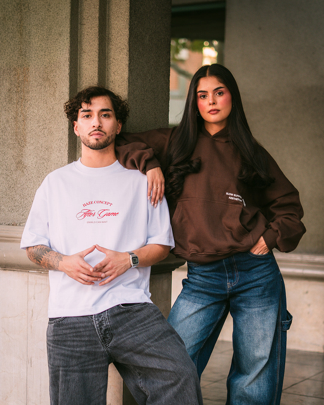 Polera boxy fit blanca con estampado After Game delantero junto a polleros boxy fit chocolate con estampado Slow Summer delantero