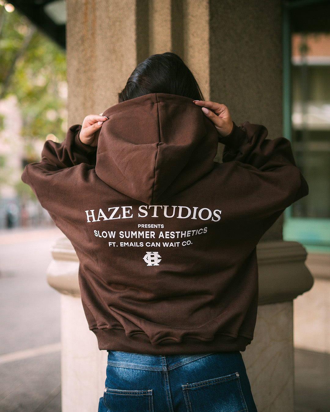 Polerón boxy fit Chocolate con estampado haze studios trasero