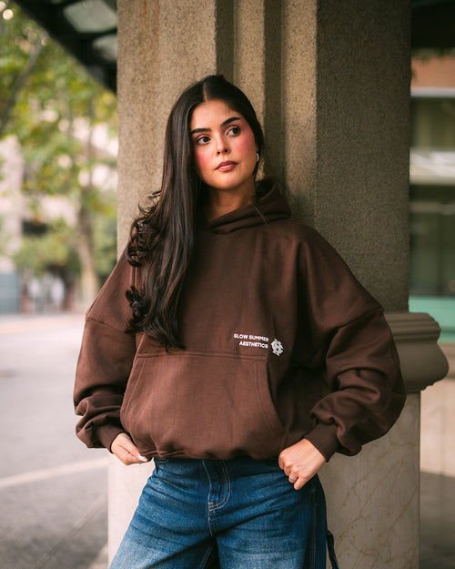 Polerón boxy fit Chocolate con estampado Slow Summer delantero