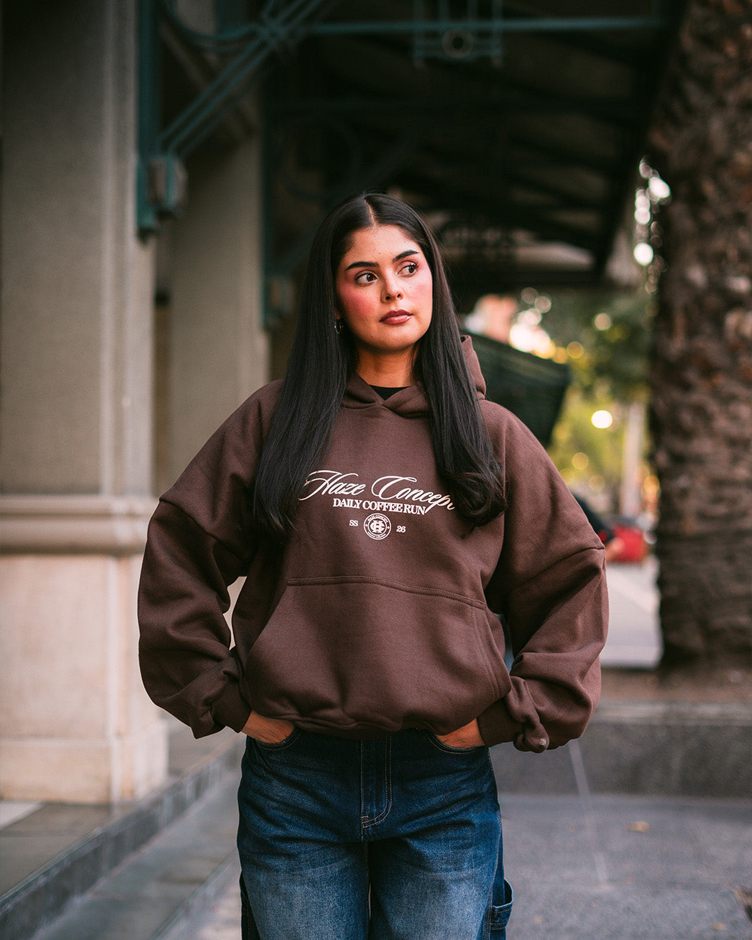 Polerón/Hoodie boxy fit Chocolate con diseño coffee run delantero