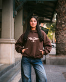Polerón/Hoodie boxy fit Chocolate con diseño coffee run delantero