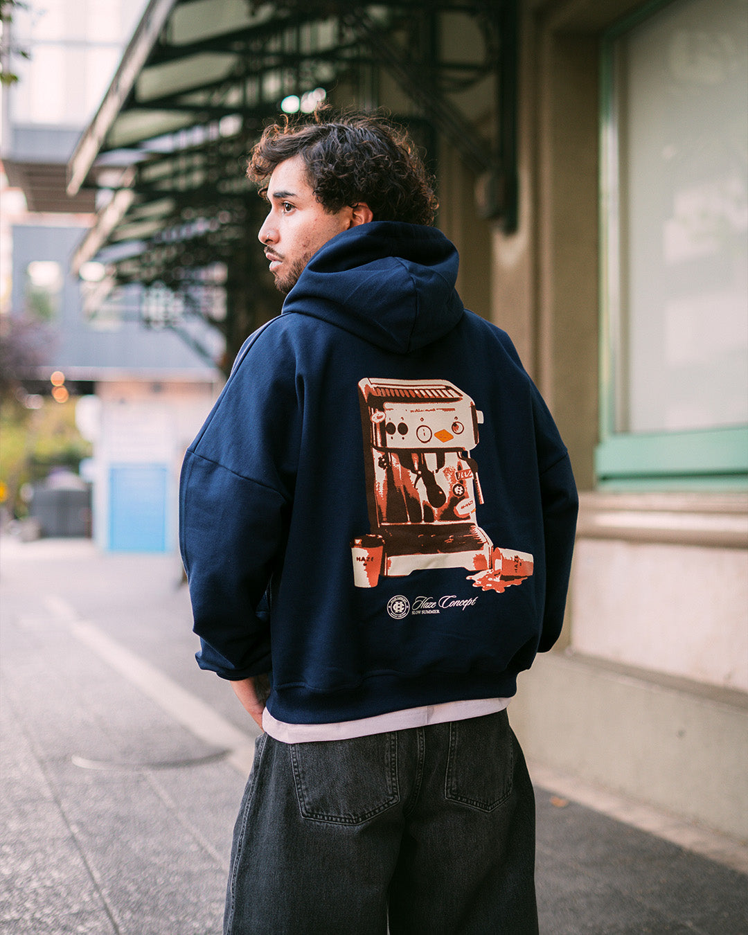 Polerón/Hoodie boxy fit Navy Blue con diseño coffee run espalda