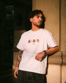 Polera regular fit blanca con diseño de sillas delantero