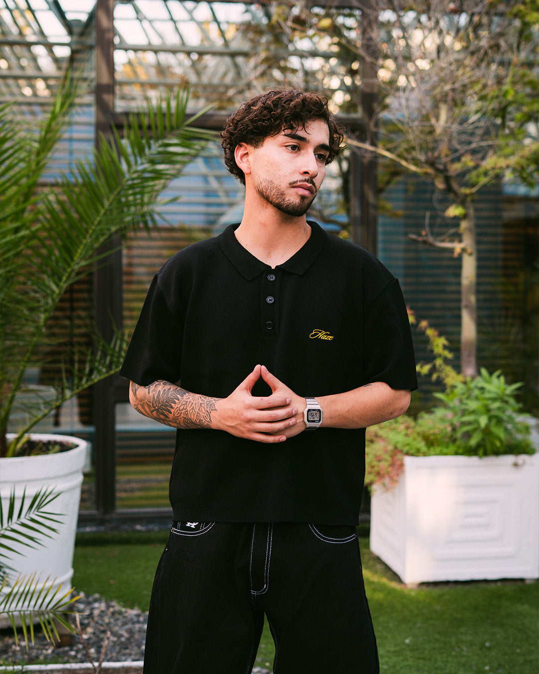 Polera tejida Date Night Black con bordado amarillo Haze delantero