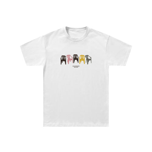 Polera regular fit blanca con diseño de sillas delantero