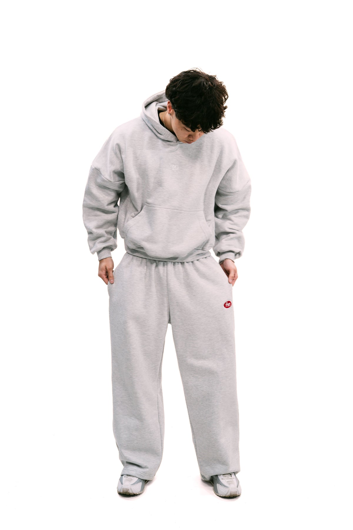Buzo fit baggy gris melange con bordado Haze en un pierna