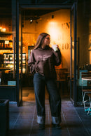 Polerón/Hoodie boxy fit Chocolate con diseño coffee run delantero