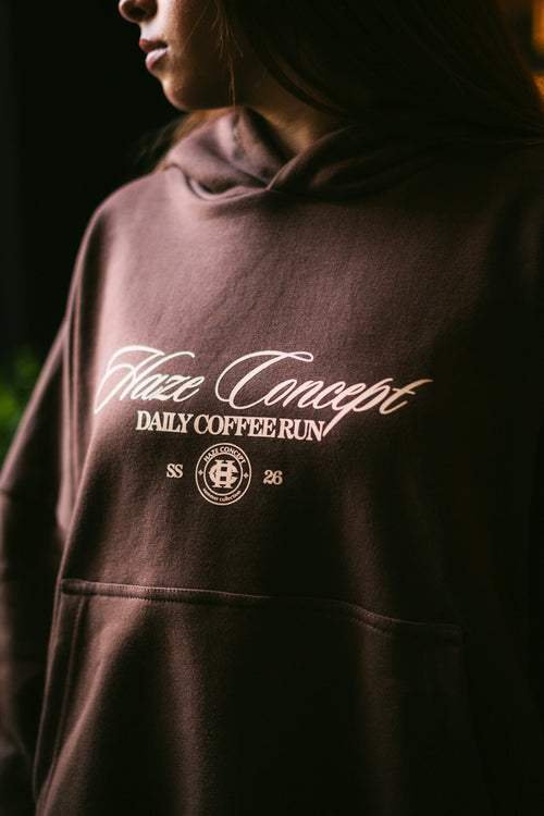 Polerón/Hoodie boxy fit Chocolate con diseño coffee run delantero