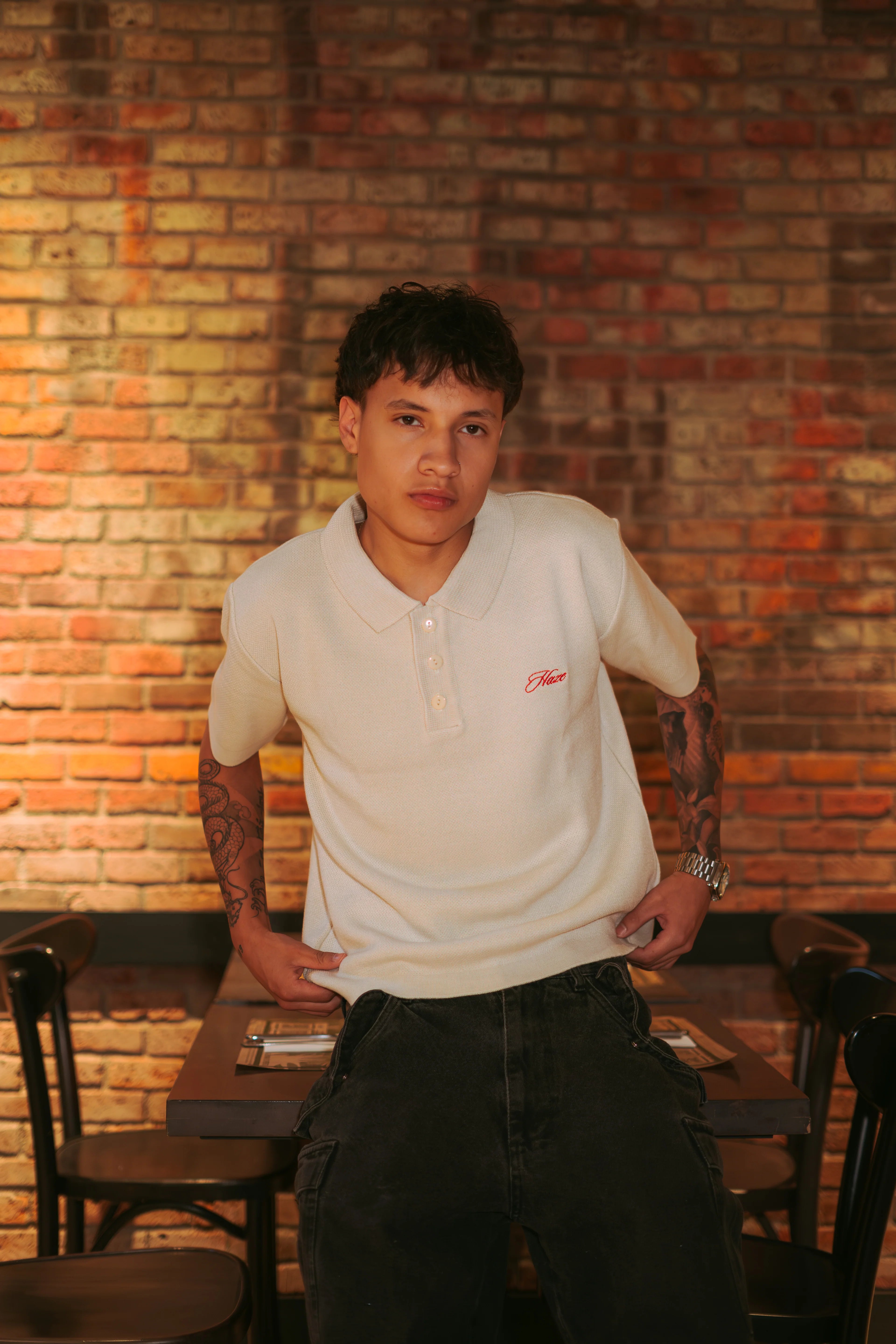 Polera tejida Date Night Creme con bordado rojo Haze delantero