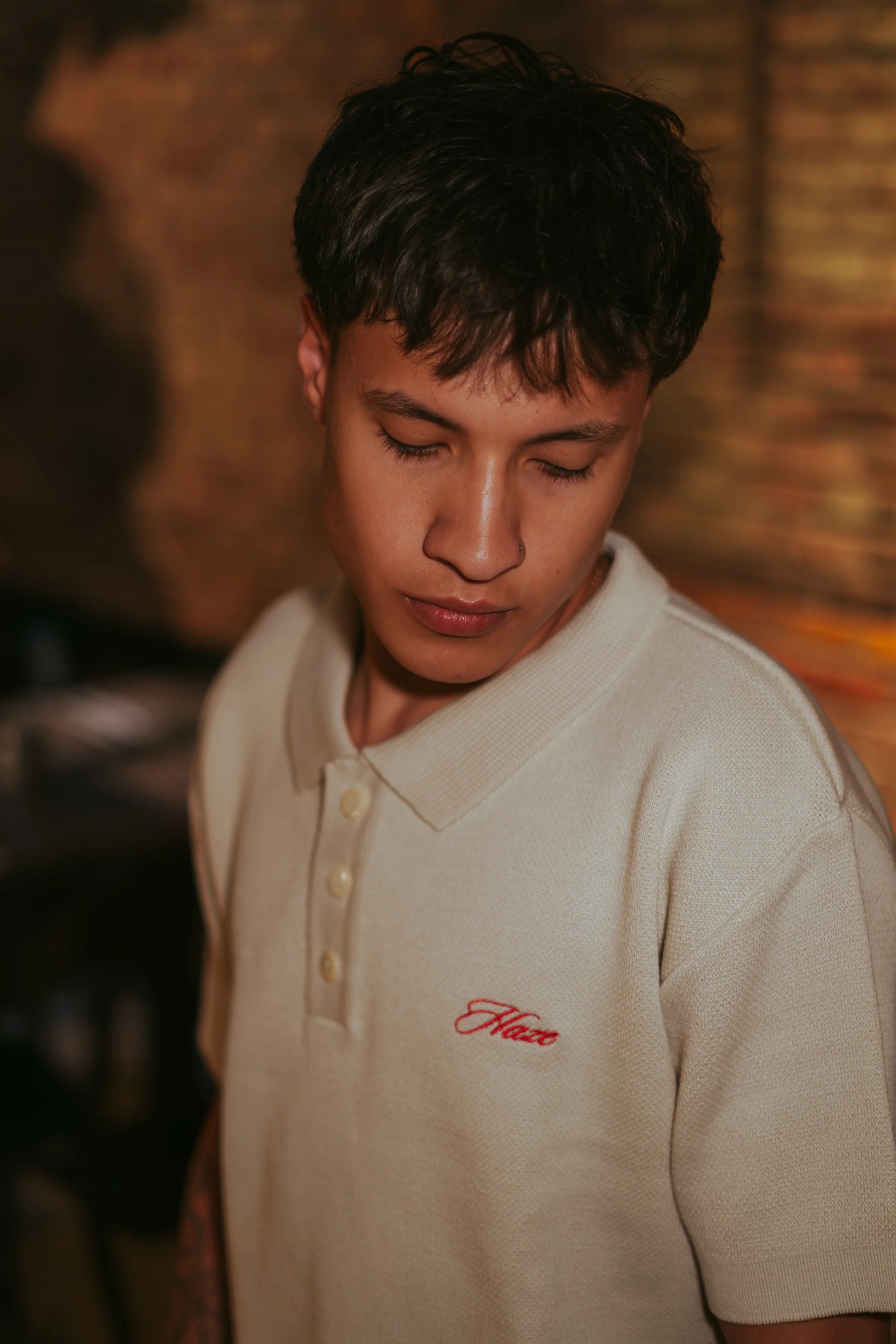 Polera tejida Date Night Creme con bordado rojo Haze delantero