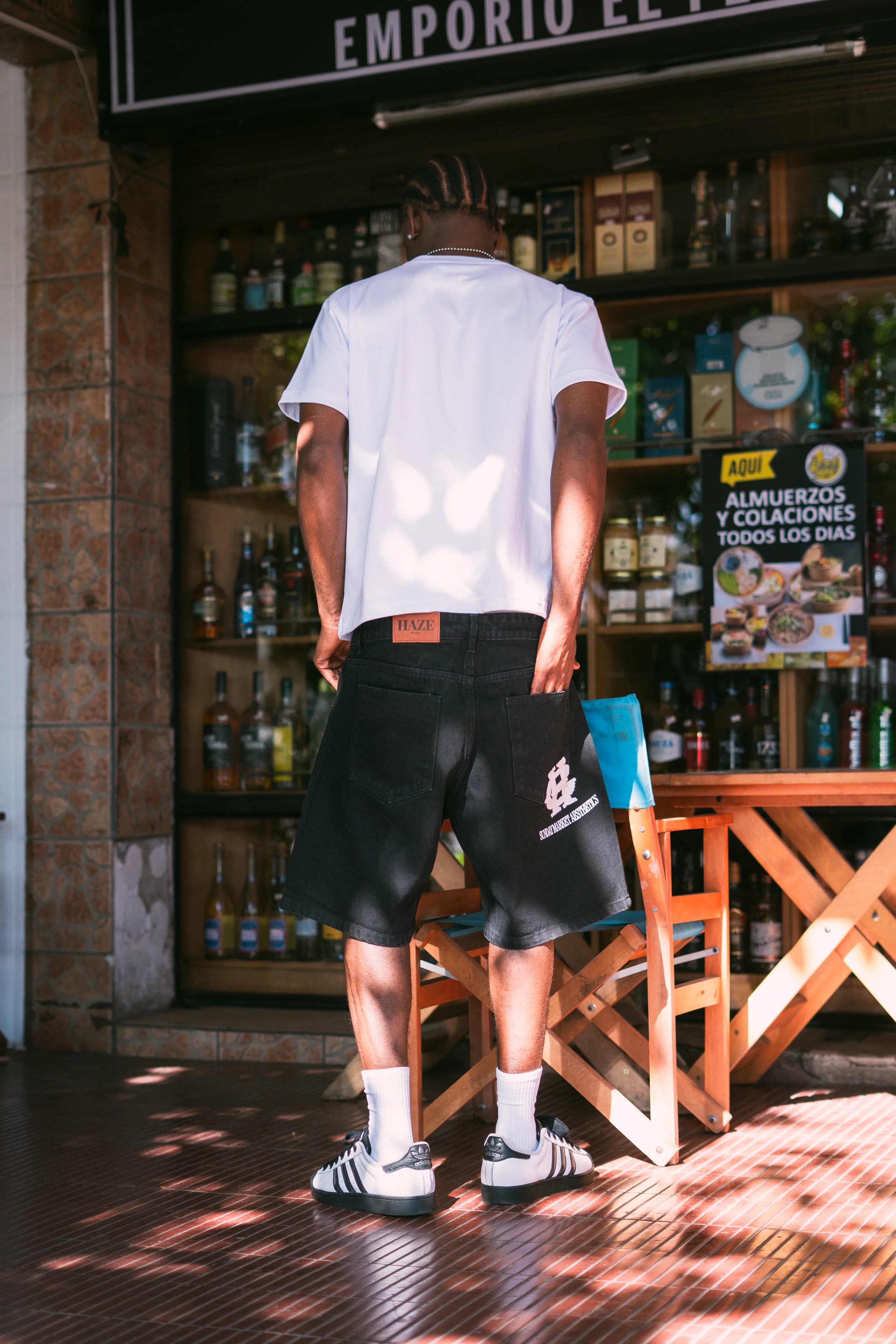 Short Jeans Black con estampado Sunday Market trasero con polera básica boxy fit blanca