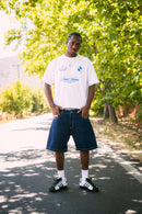 Short Jeans RAW frente con polera boxy fit blanca con estampado Road Trip delante