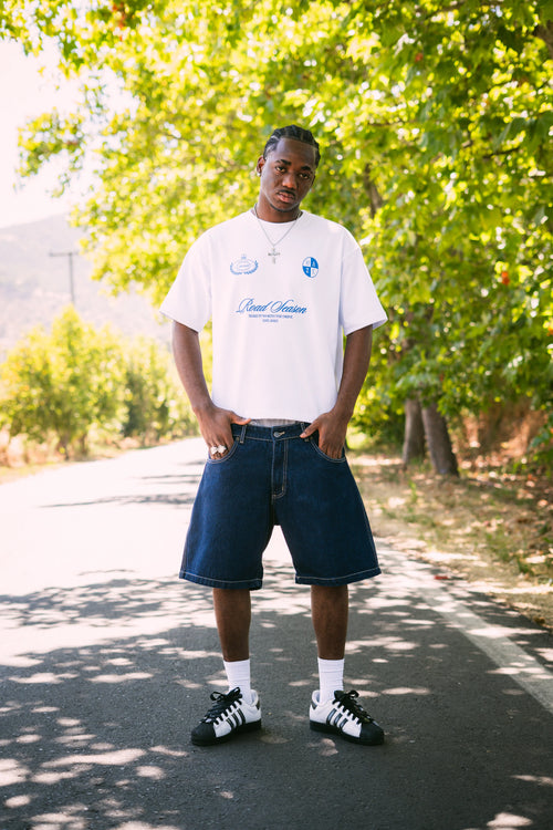 Short Jeans RAW frente con polera boxy fit blanca con estampado Road Trip delante