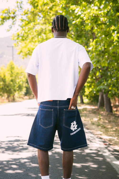 Short Jeans RAW con estampado Sunday Market trasero con polera boxy fit blanca Road Trip