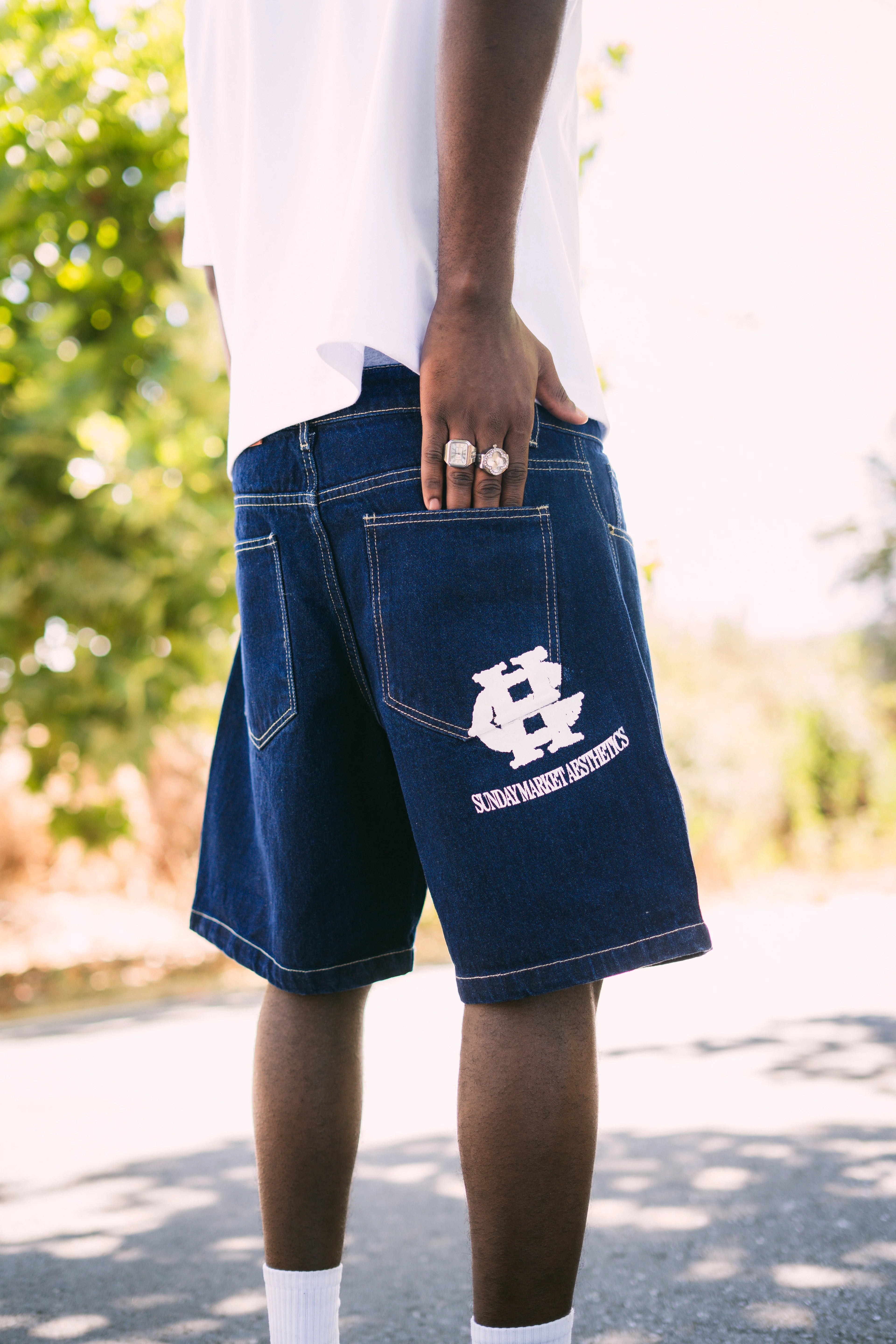 Short Jeans RAW con estampado Sunday Market trasero con polera boxy fit blanca RoadTrip