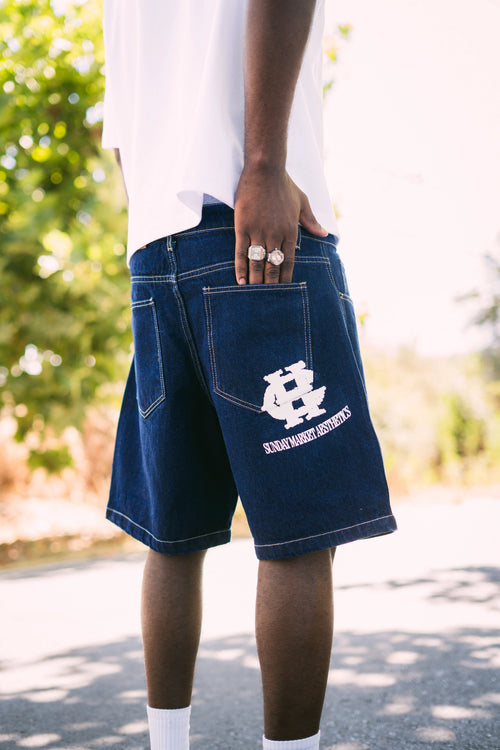 Short Jeans RAW con estampado Sunday Market trasero con polera boxy fit blanca RoadTrip