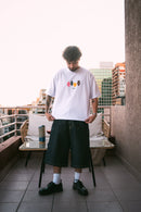 Polera boxy fit blanca con diseño de jarrones delantero
