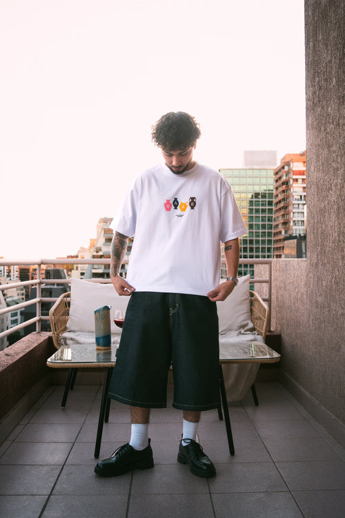 Polera boxy fit blanca con diseño de jarrones delantero