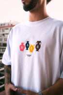 Polera boxy fit blanca con diseño de jarrones delantero