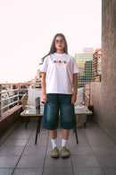 Polera regular fit blanca con diseño de sillas delantero