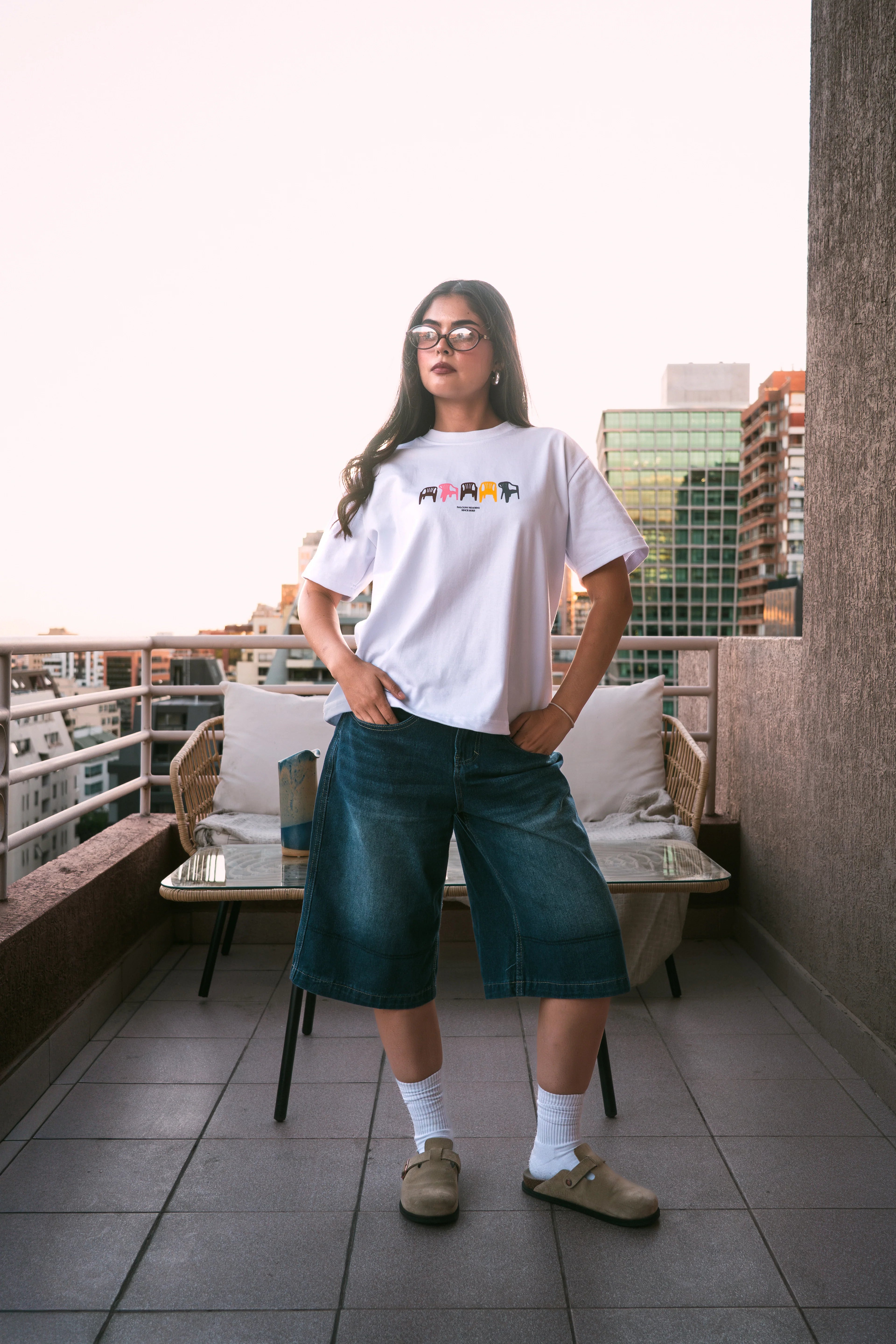 Polera regular fit blanca con diseño de sillas delantero