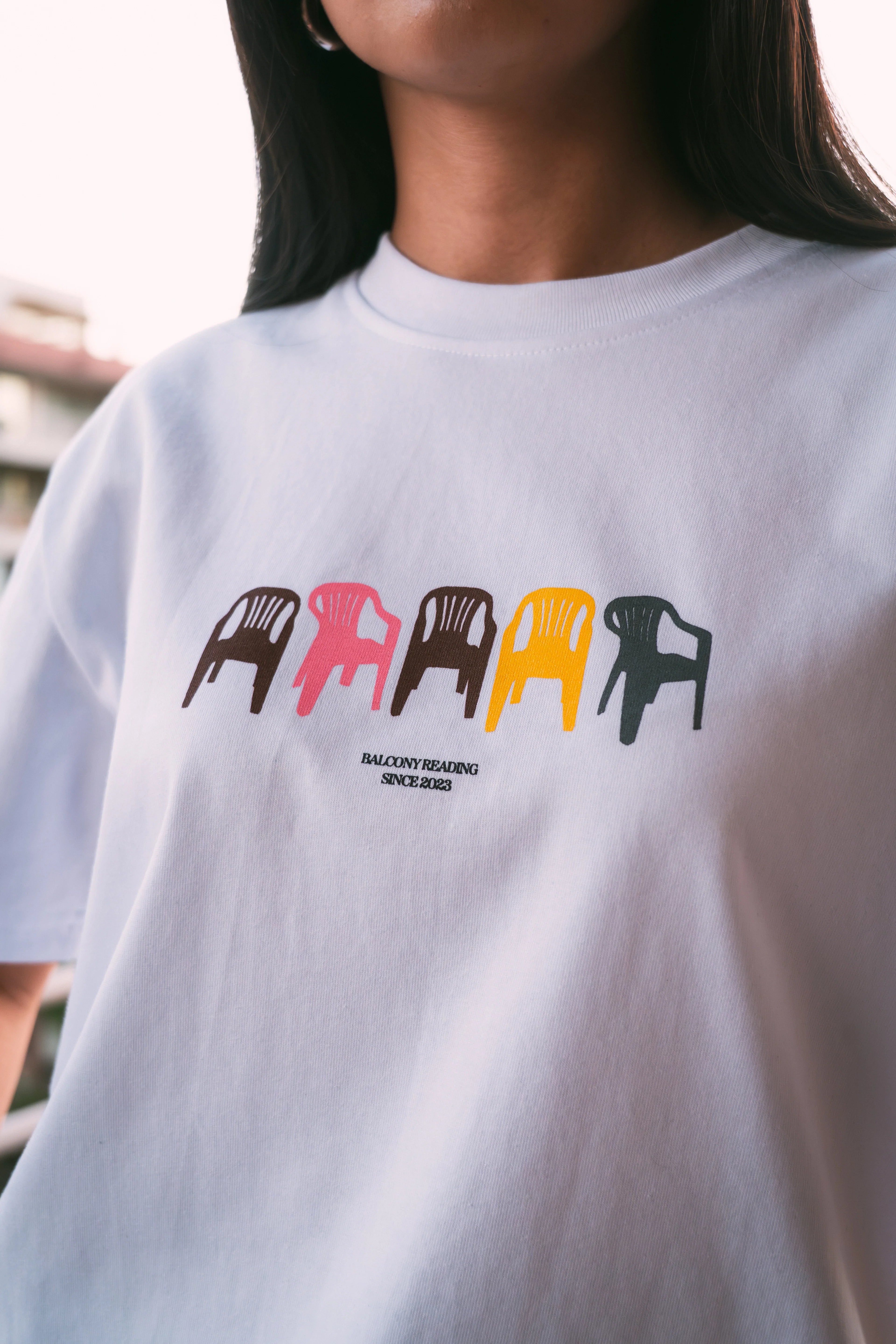 Polera regular fit blanca con diseño de sillas delantero