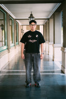 Polera boxy fit negra con estampado minimalista RoadTrip delantero