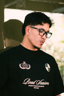 Polera boxy fit negra con estampado minimalista RoadTrip delantero