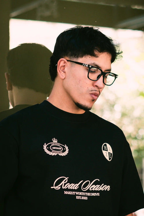 Polera boxy fit negra con estampado minimalista RoadTrip delantero