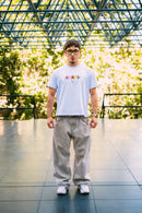 Polera regular fit blanca con diseño de sillas delantero