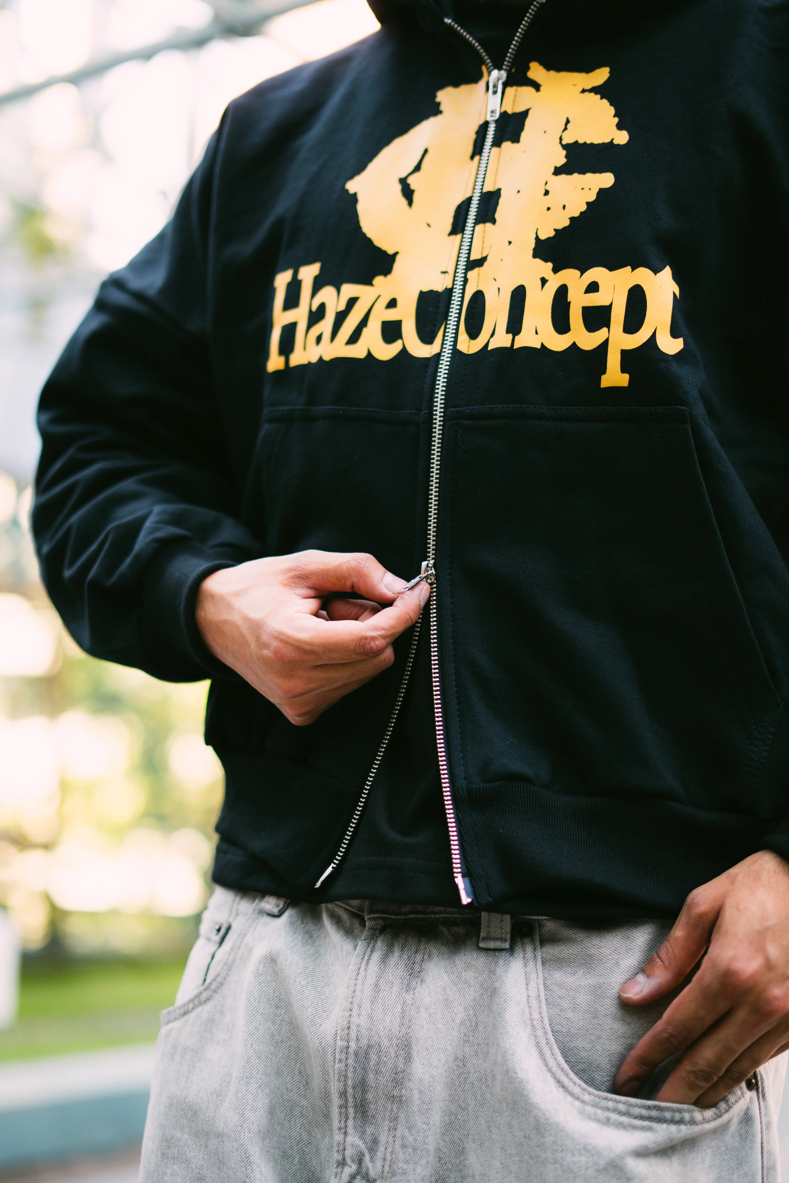Poleron Double Zip Black con diseño Haze Concept delantero