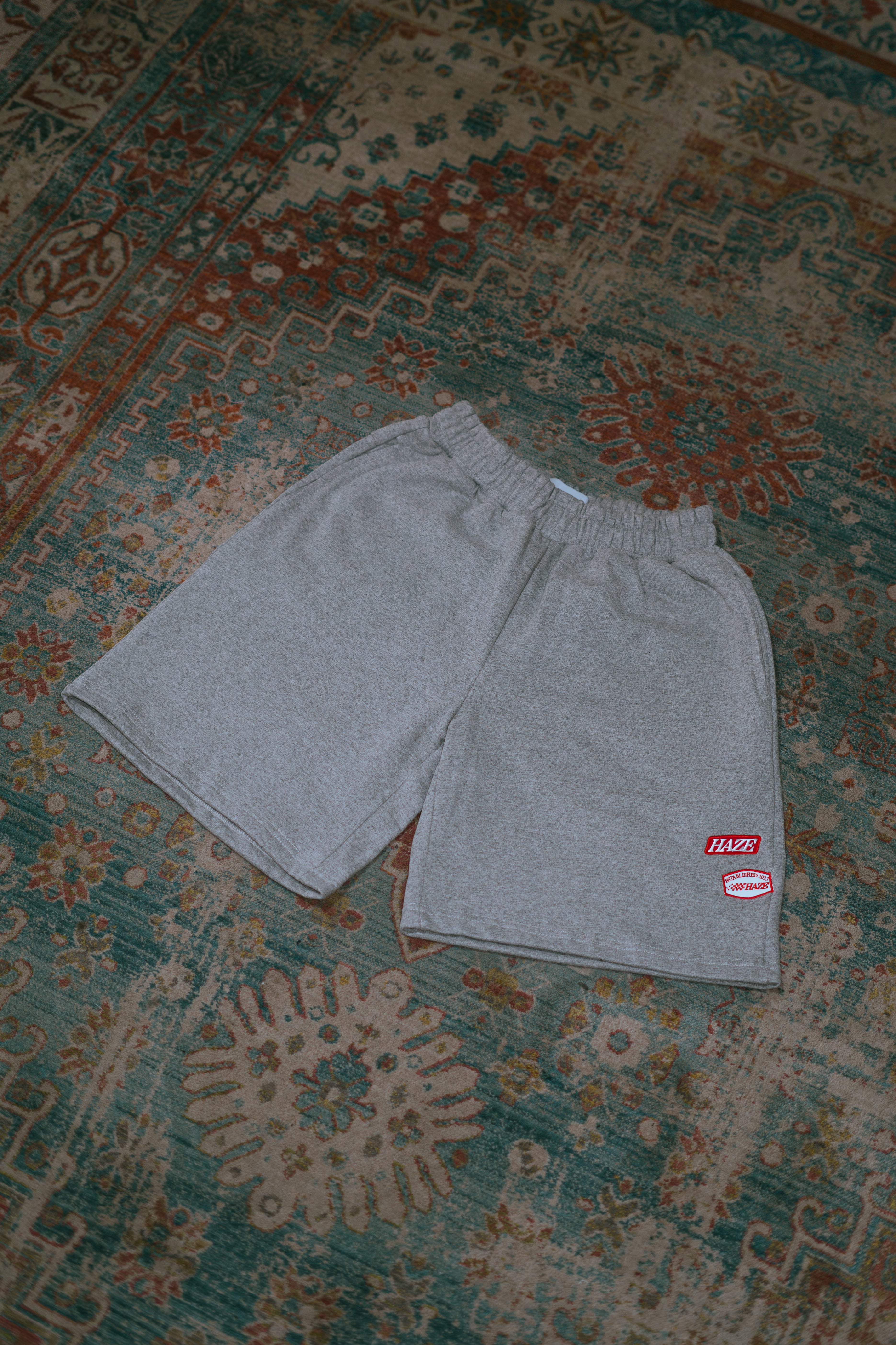 Short de buzo gris con doble bordado delantero