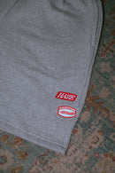 Short de buzo gris con doble bordado delantero