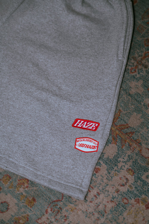 Short de buzo gris con doble bordado delantero