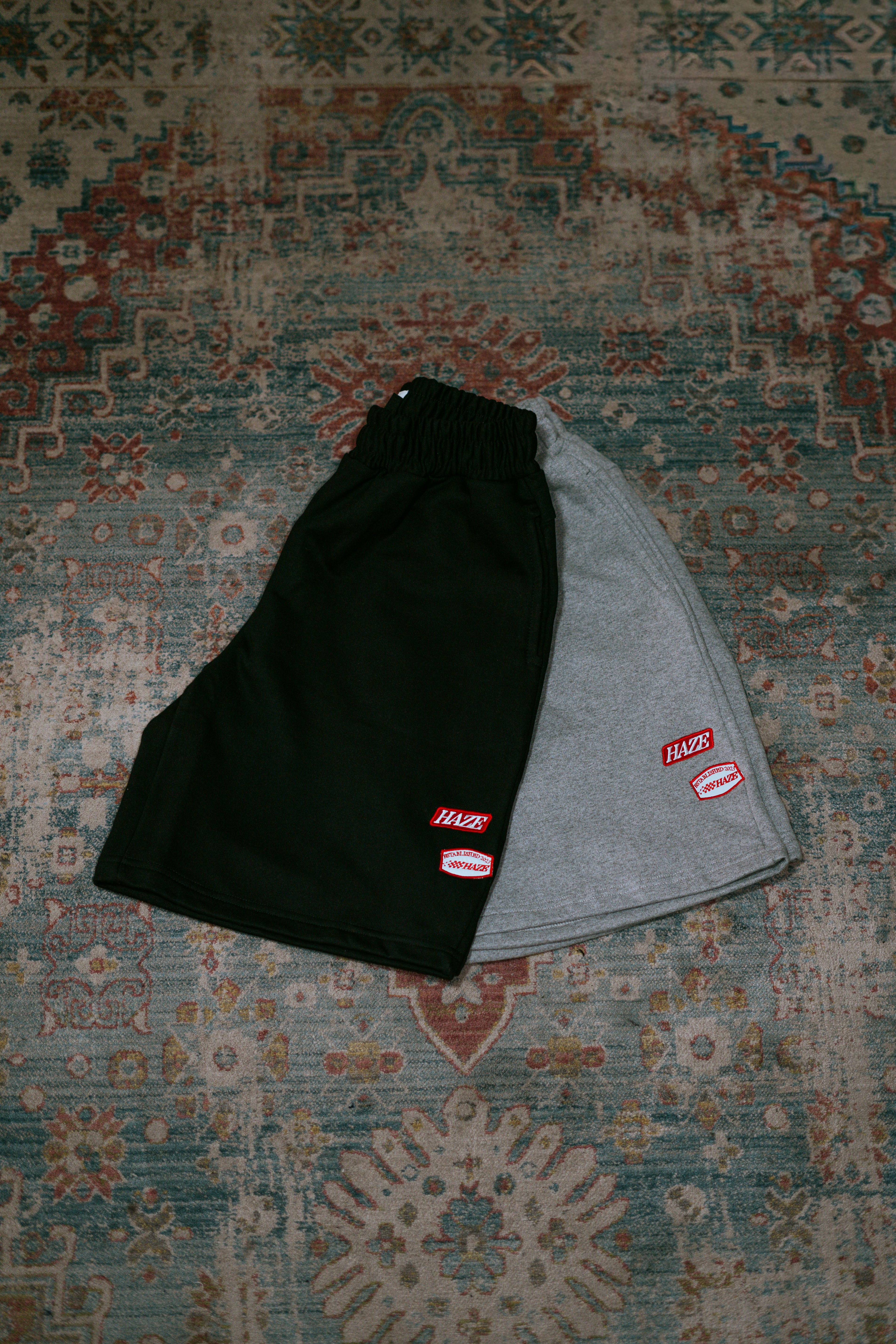 Short de buzo negro y gris con doble bordado delantero