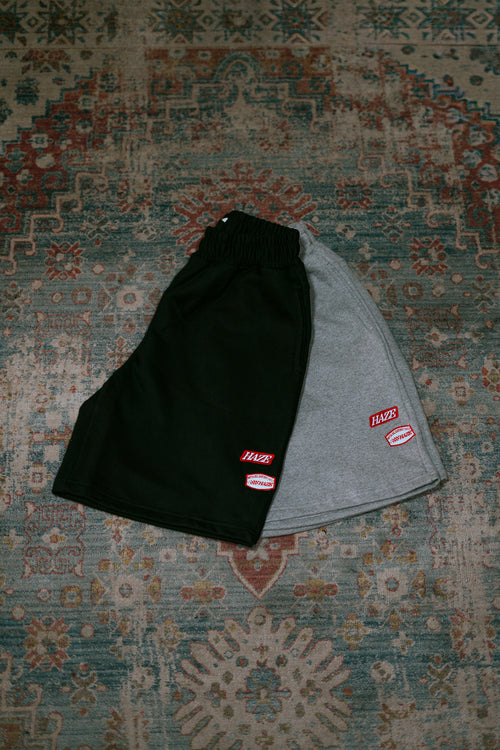 Short de buzo negro y gris con doble bordado delantero