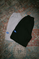 Short de buzo negro y gris con bordado trasero