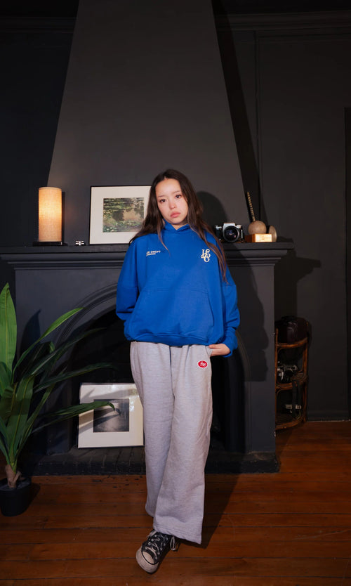 Boxy Fit Hoodie "Signature" Azul Royal con estampando por delante de una sutil HC