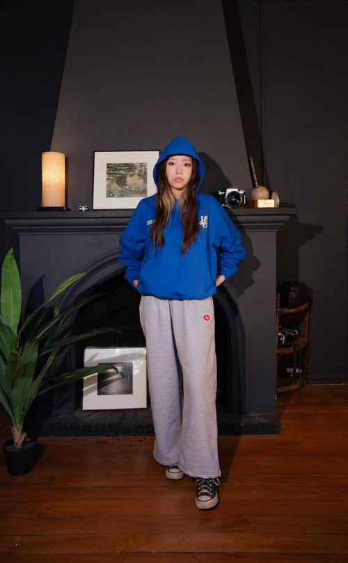 Boxy Fit Hoodie "Signature" Azul Royal con estampando por delante de una sutil HC