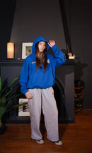 Boxy Fit Hoodie "Signature" Azul Royal con estampando por delante de una sutil HC