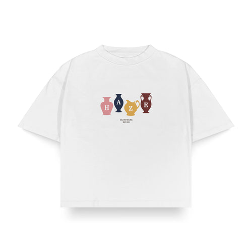 Polera boxy fit blanca con diseño de jarrones delantero